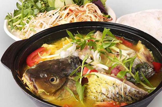 Lau ca chep gion 11 550x366 - Top 15 cách nấu lẩu cá thơm ngon, đậm đà, hít hà ngày mưa